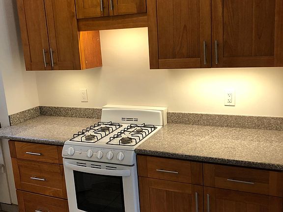 2nd image of 1473 Oak St #A