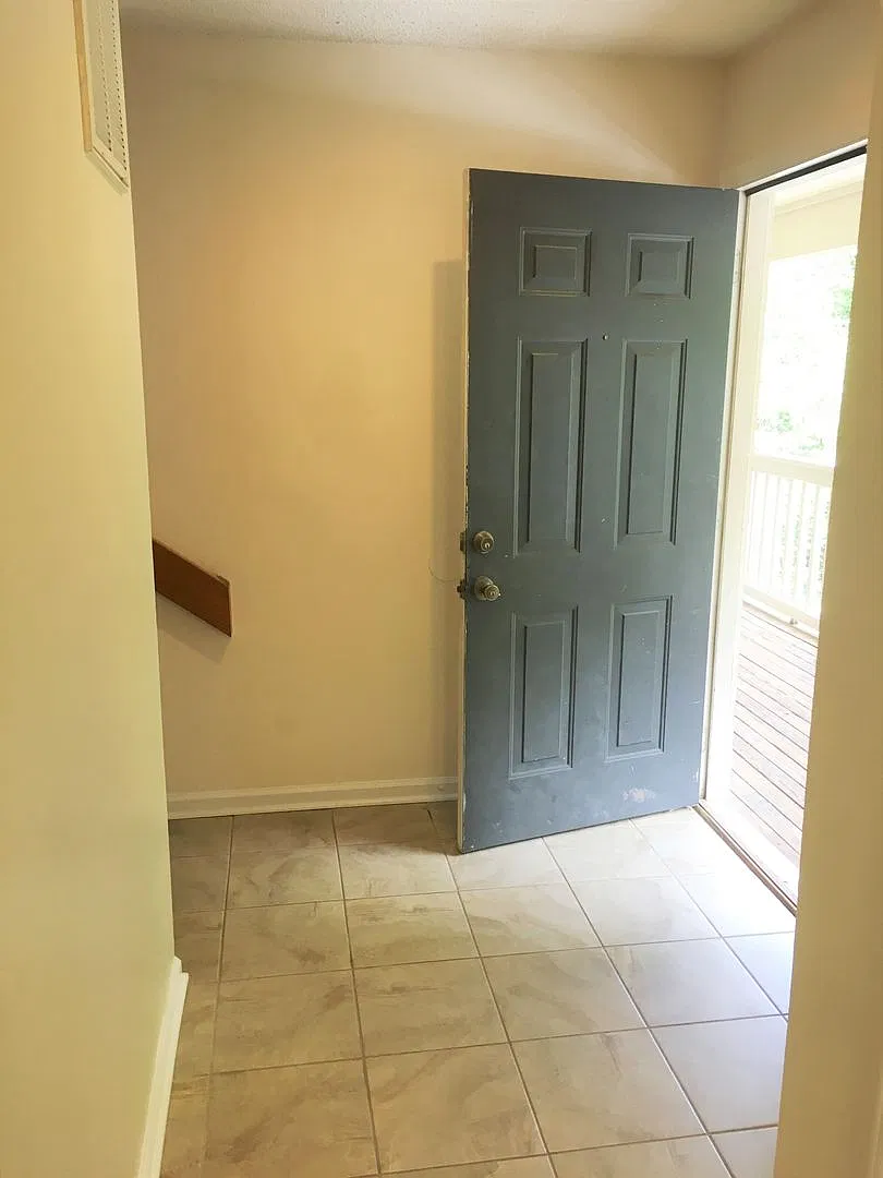 Walk to Campus from this spacious, updated 4br 2ba townhome-style condo! — Photo 3