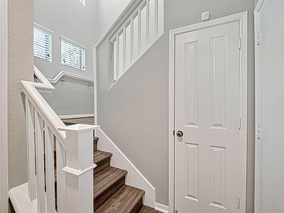4th image of 77 Woodlily Pl