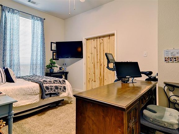 3rd image of 2200 Hodges Pl