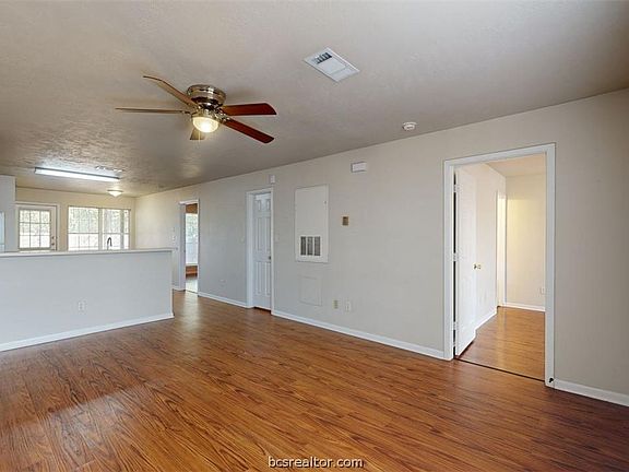 3rd image of 1513 Hollowhill Dr APT B
