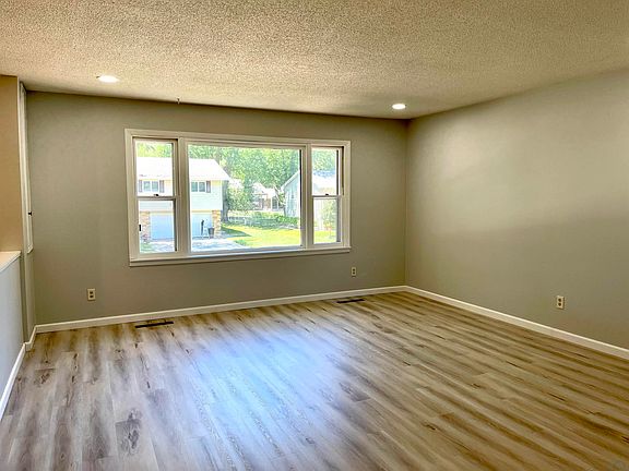 5th image of 1005 Oak Ln