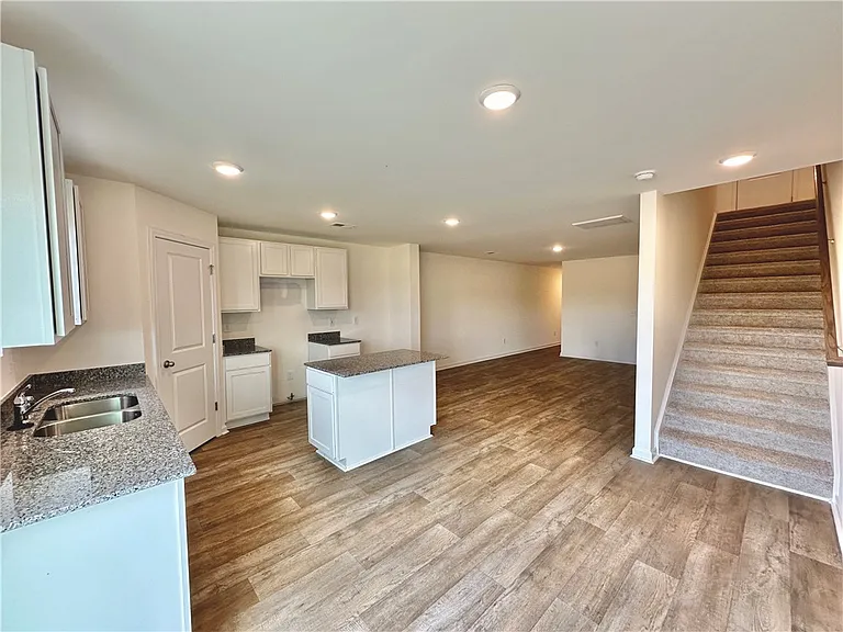 467 Seaborn Cir — Photo 3