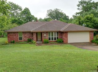 1018 N Douglas Dr, Claremore, OK 74017