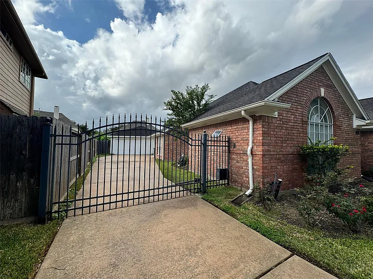 1718 Berkoff Dr — Photo 42