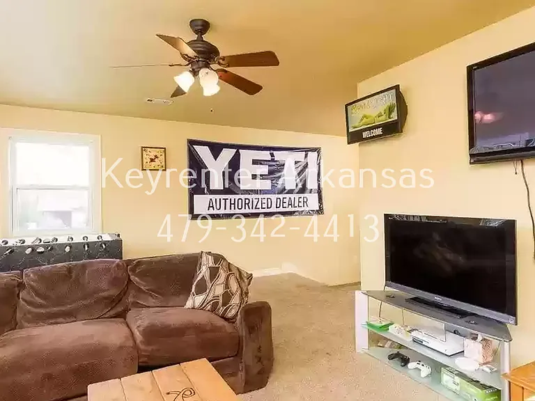 1144 N Vista Pl — Photo 17
