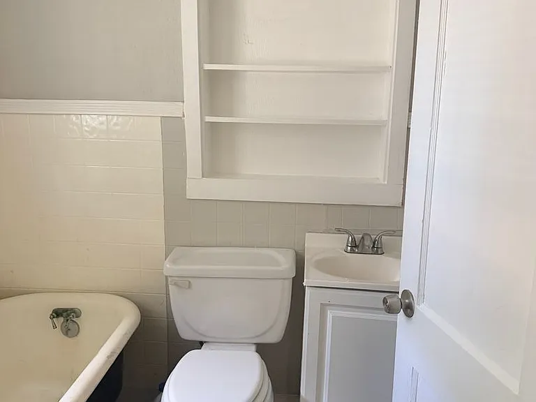 435 W Broad St — Photo 14