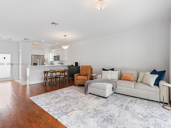 5th image of 835 NE 19th Ave APT 2