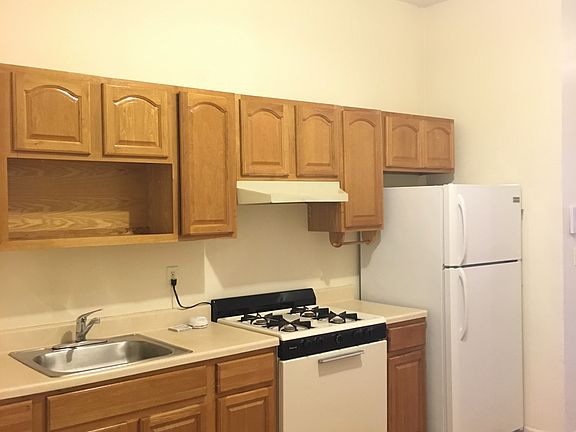 2nd image of 311 Jefferson St APT 2L