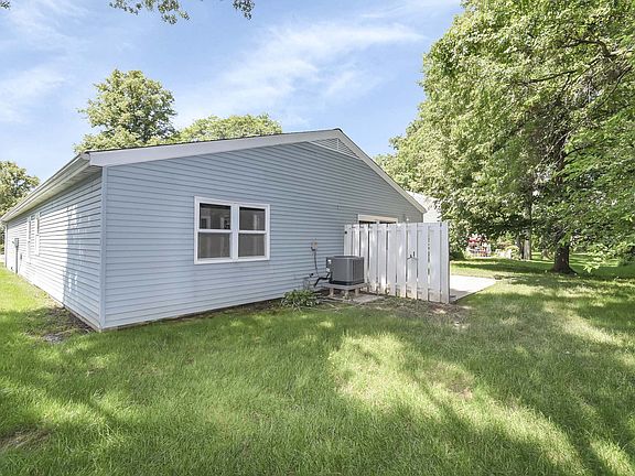 3rd image of 8847 Holly Ln