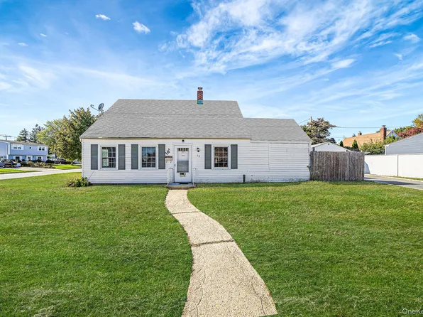 36 Bowling Ln, Levittown, NY 11756