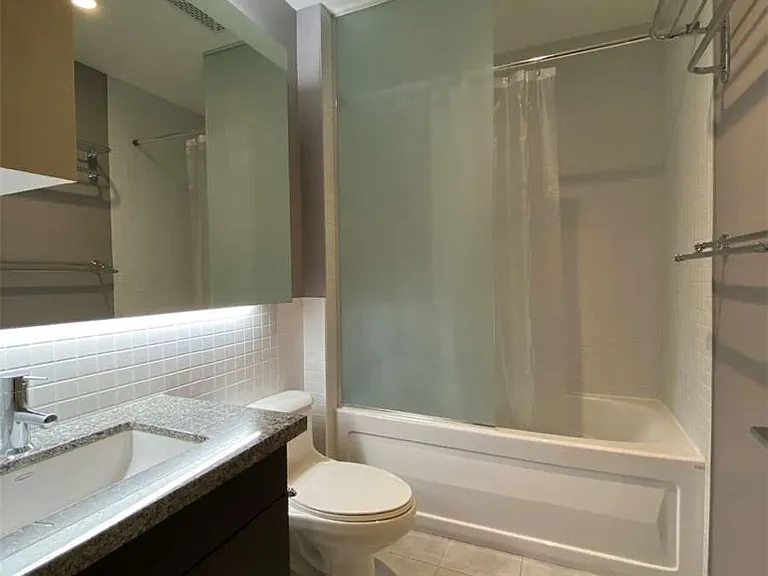 1005 King St W #703 — Photo 14
