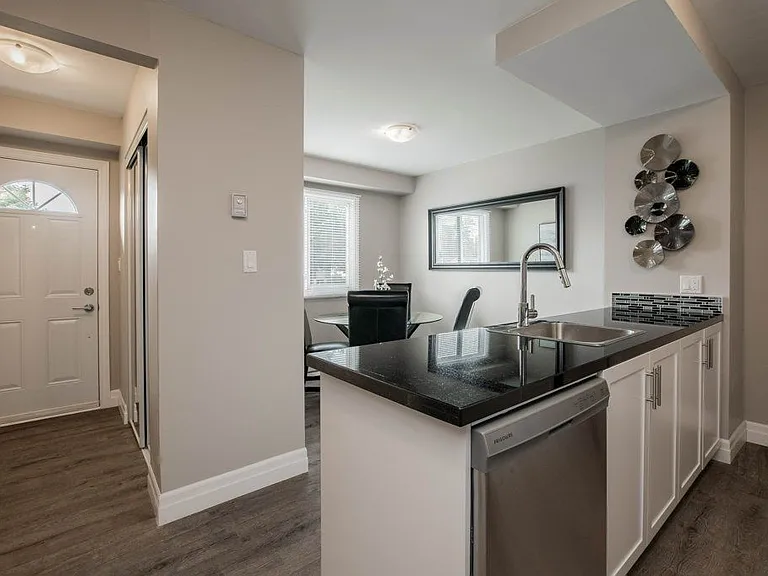 111 Amherst Dr — Photo 1