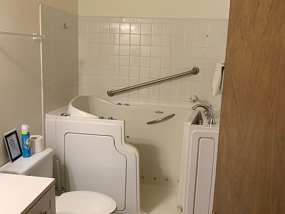3rd image of 512 E 5th Pl