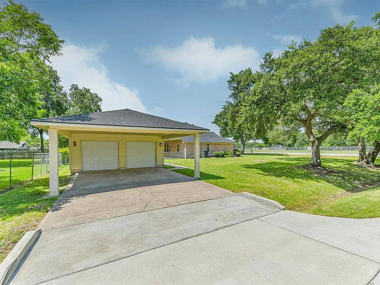 2401 Woody Rd — Photo 27