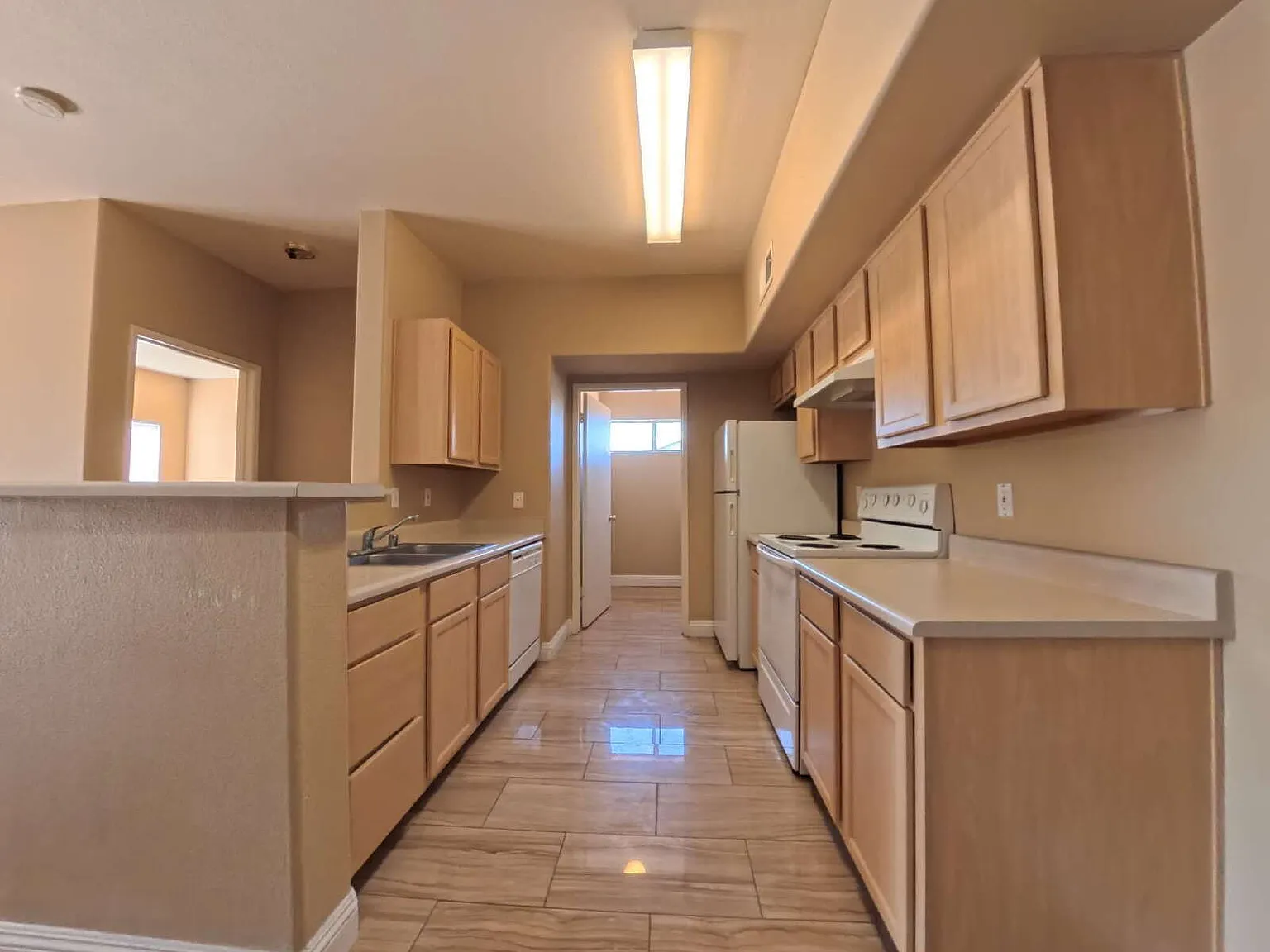 2 bed, 2.0 bath, 940 sqft, $1,275 — Photo 2
