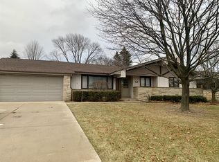 240 W Manor Cir, Bayside, WI 53217