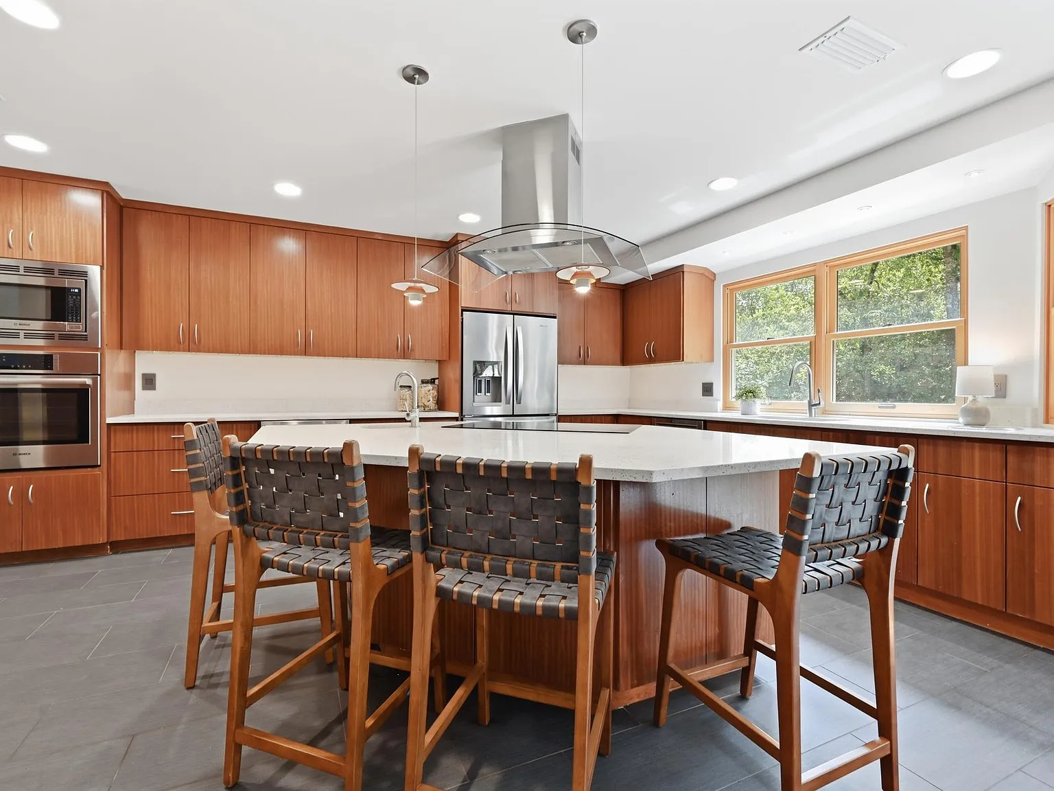 4 bed, 2.0 bath, 1837 sqft, $5,750 — Photo 4