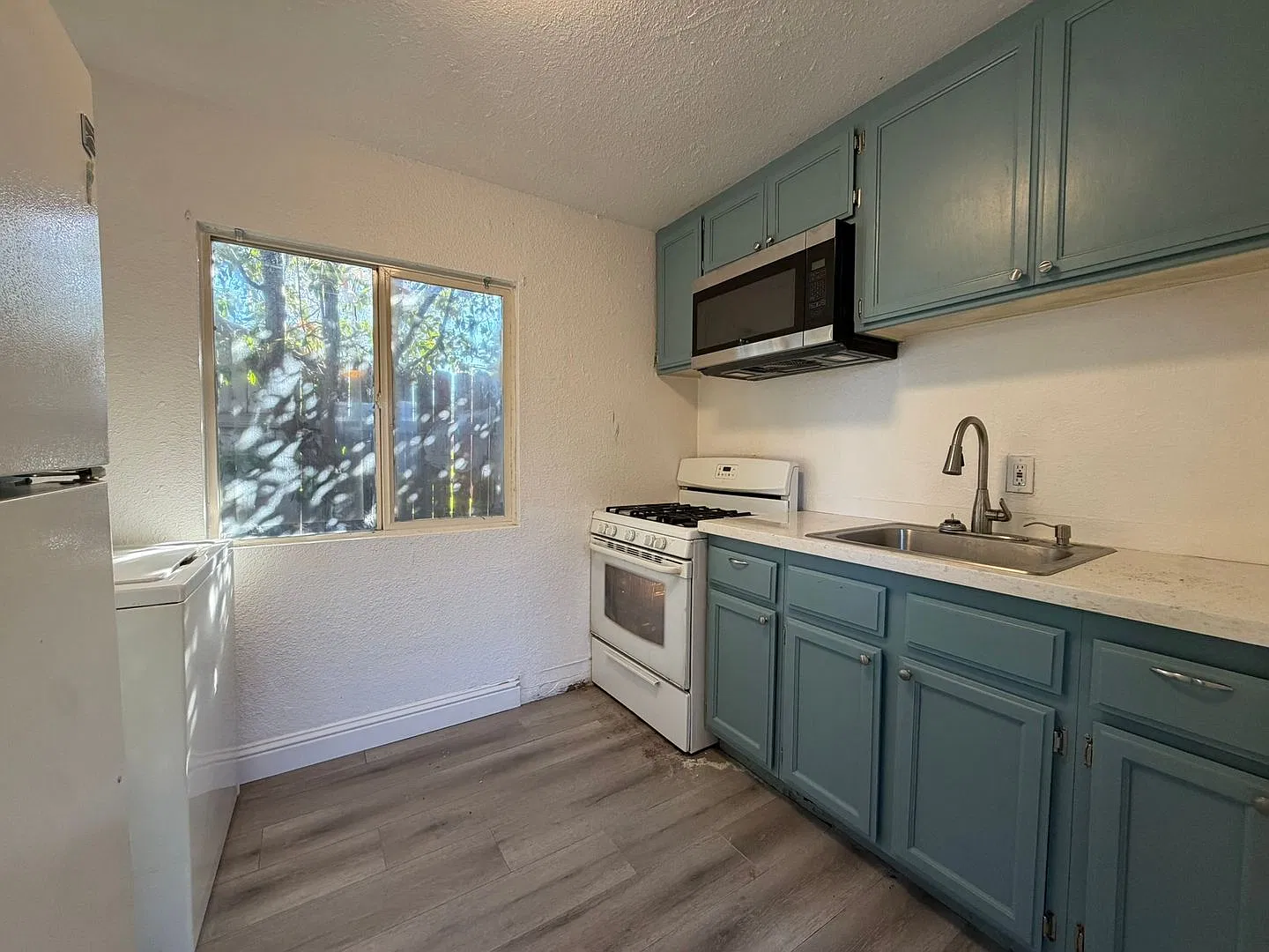 Available For Immediate Move in! Cute and Cozy One Bedroom! Apply Today! — Photo 2