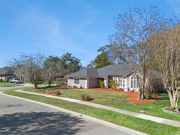 3rd image of 692 Rochester St