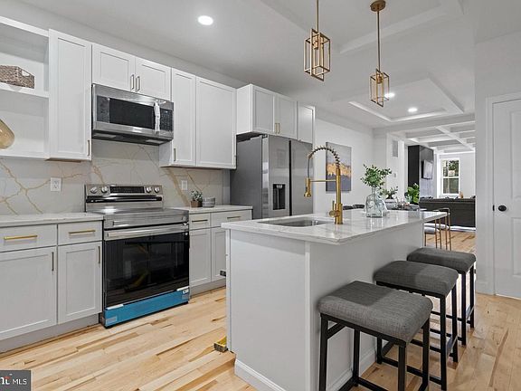4th image of 1049 N Milton Ave