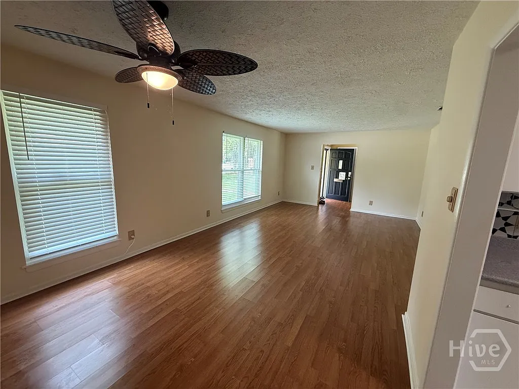 3 bed, 2.0 bath, 1691 sqft, $2,500 — Photo 3