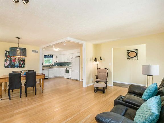 5th image of 527 Surrey Ln