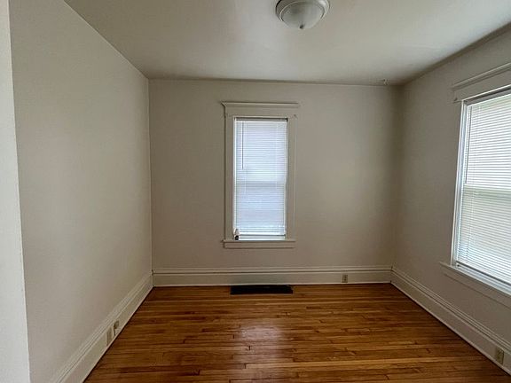 3rd image of 327 S Gardiner Ave APT 1