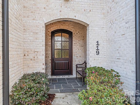 3rd image of 119 Thorncote Pl
