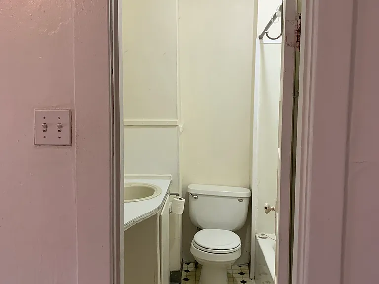 Third Avenue Apartments — Photo 7
