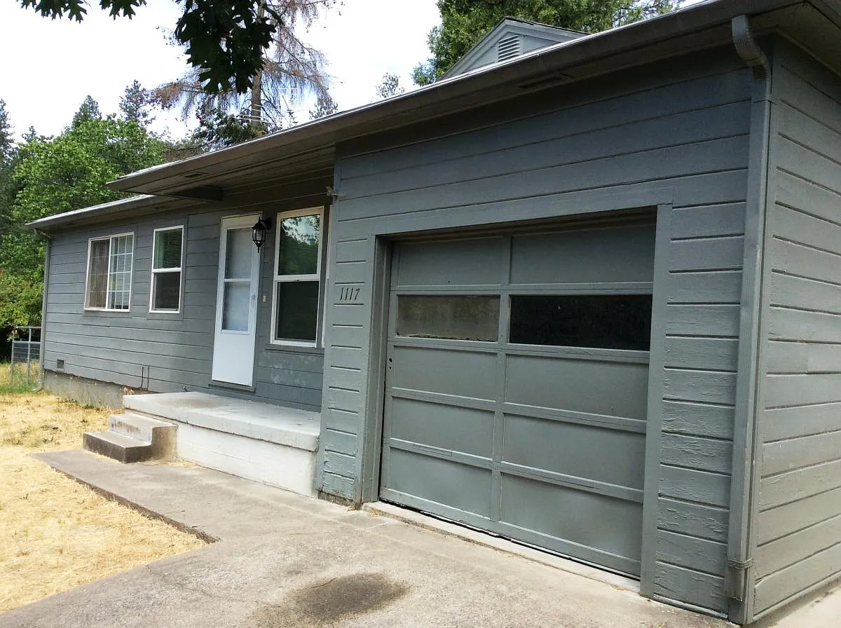 1117 NW Hillside Dr photo 1