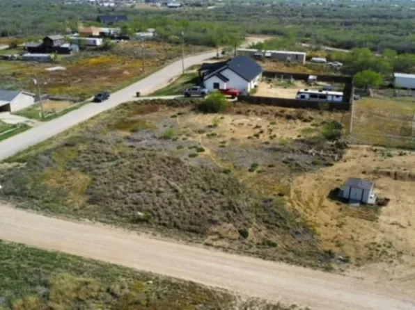302 Raven St, Zapata, TX 78076