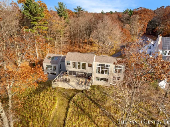 2293 Scenic Dr, Muskegon, MI 49445