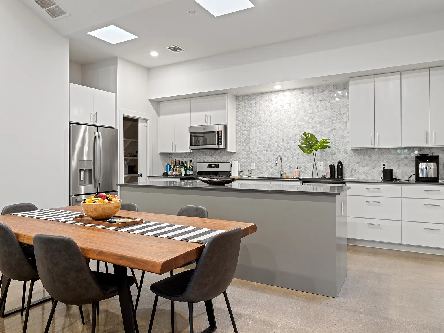 2 bed, 1400 sqft, $4,000 — Photo 2