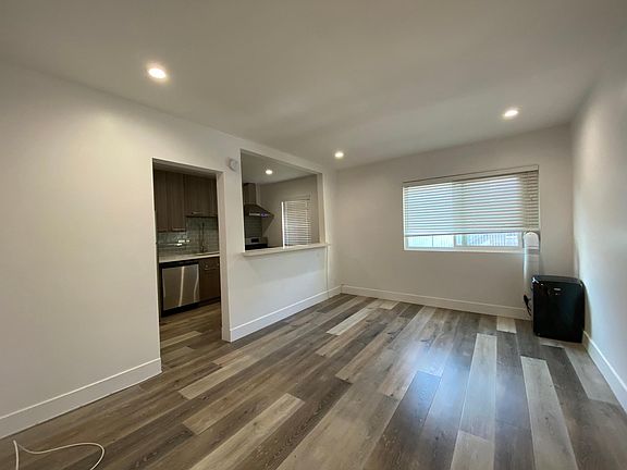 5th image of 5427 Carlton Way #15