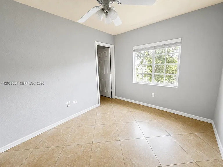 1000 Palm Trl #10 — Photo 1
