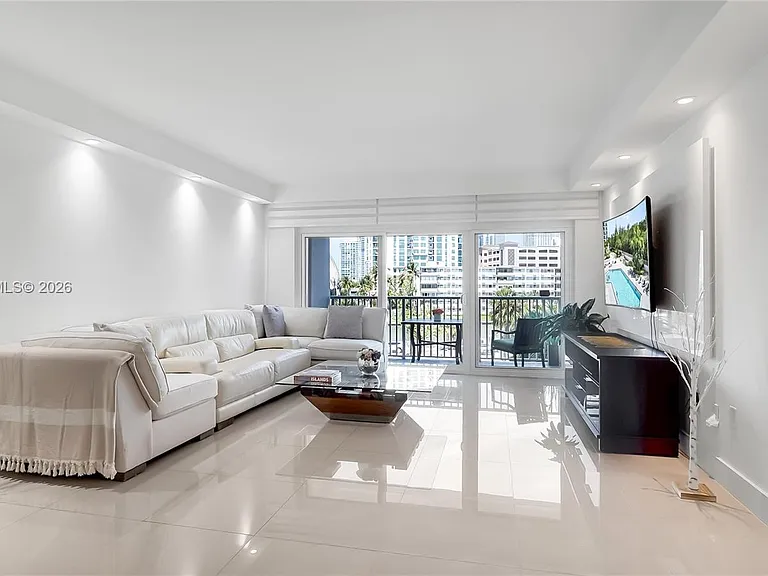 300 Bayview Dr #307 — Photo 11