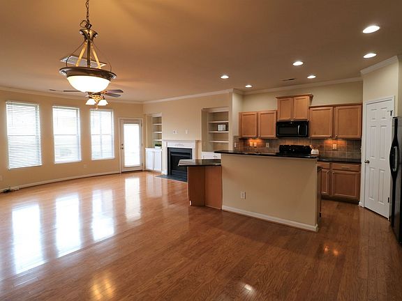 3rd image of 982 Silver Leaf Dr
