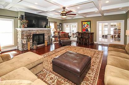 5th image of 15 Hamilton Dr W