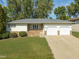 1002 Governor Ln, Bismarck, ND 58501