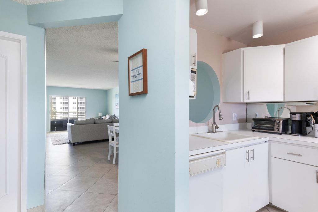 2731 NE 14th Street Causeway NE Apt 612, photo 6