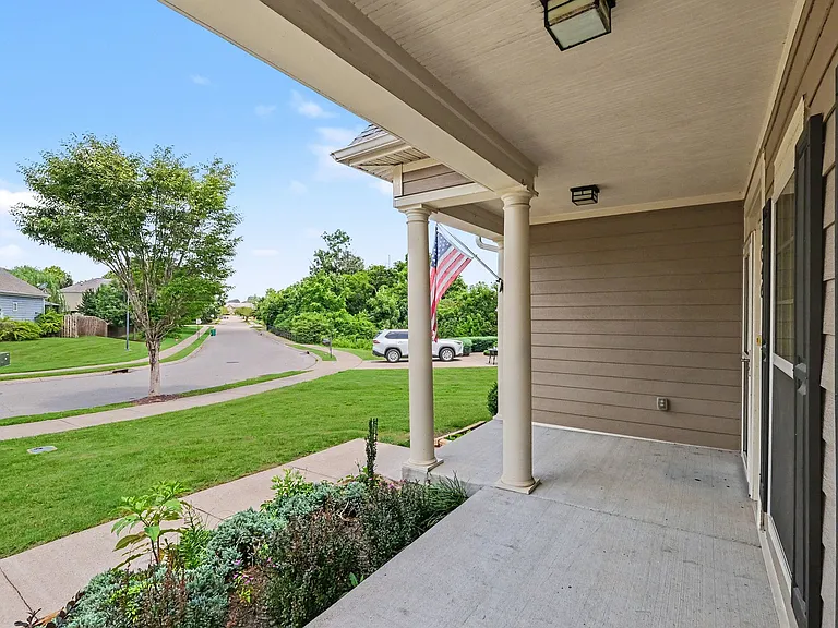 1046 Hemlock Dr — Photo 6