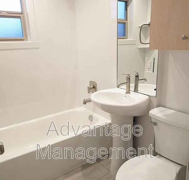 467 E Elm St — Photo 7