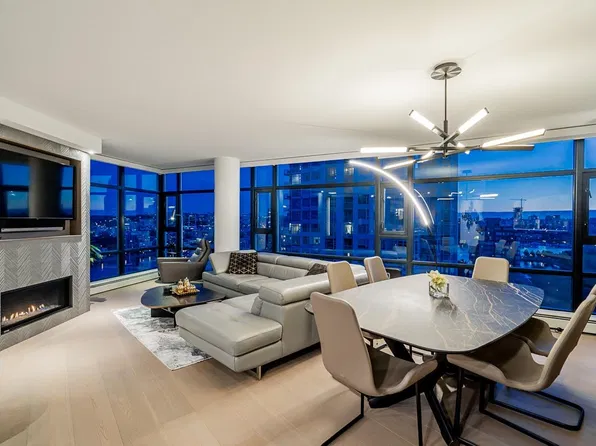 198 Aquarius Mews #2207, Vancouver, BC V6Z 2Y4