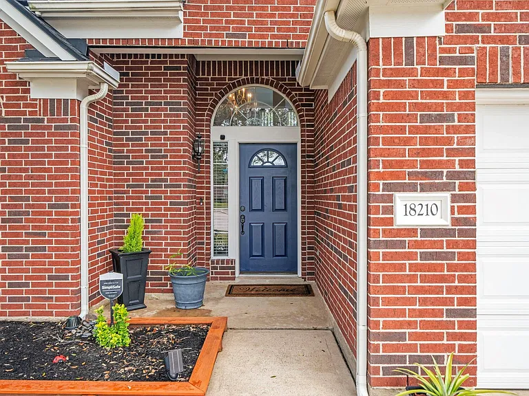 18210 Juniper Creek Ln — Photo 2