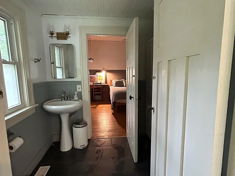 Downstairs (jack & jill) full bathroom