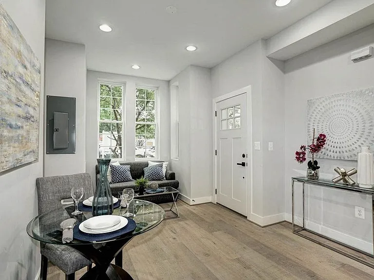 329 K St NE — Photo 8