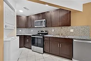 658 Royalty Ct — Photo 6