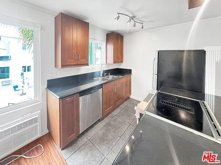 972 Larrabee St #221 — Photo 5