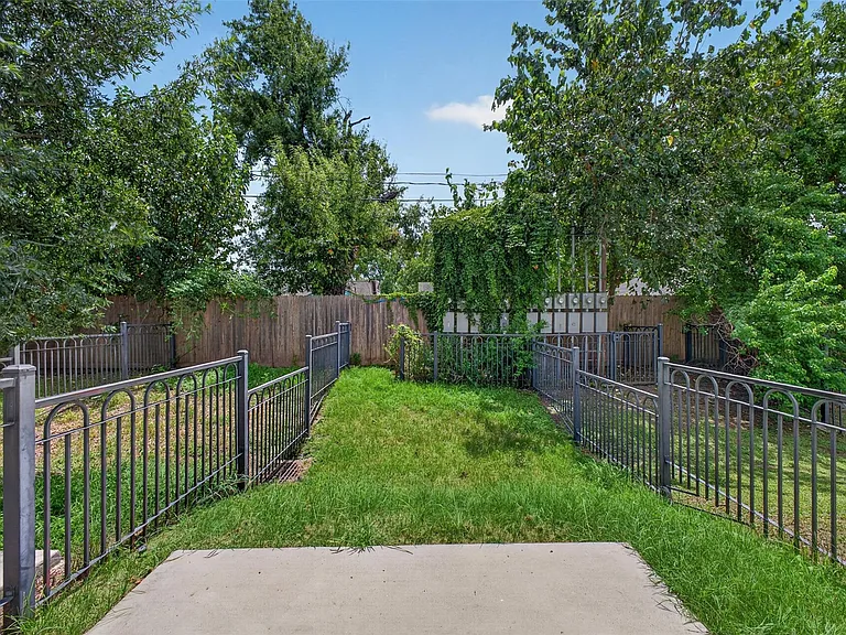 3229 Real St #B — Photo 39